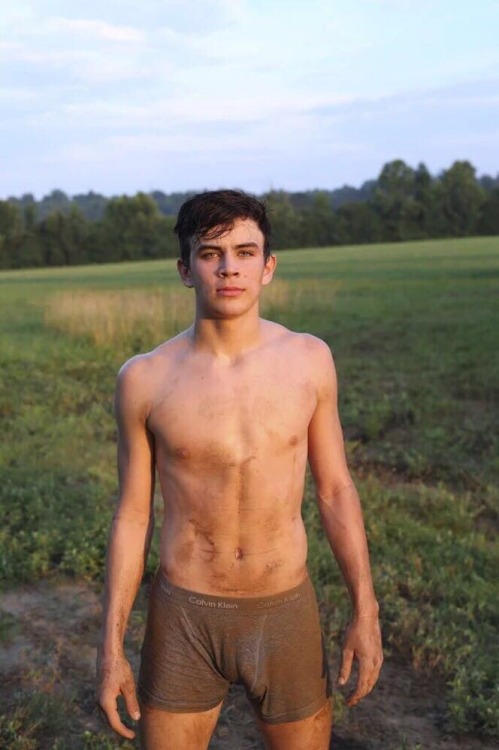hayes grier looking big with that bulge
