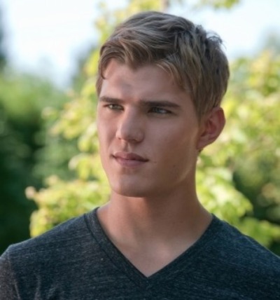 fameshowing chris zylka in the leftovers