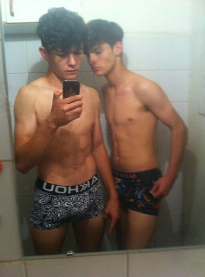 lindos estos nenes mostrando sus pijas carne