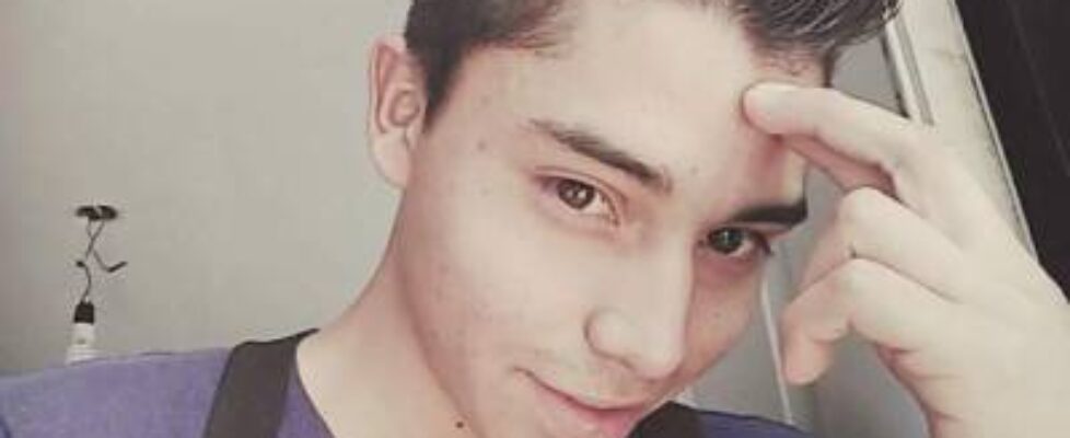 el es nahum es de pachuca tiene 19 años y con una