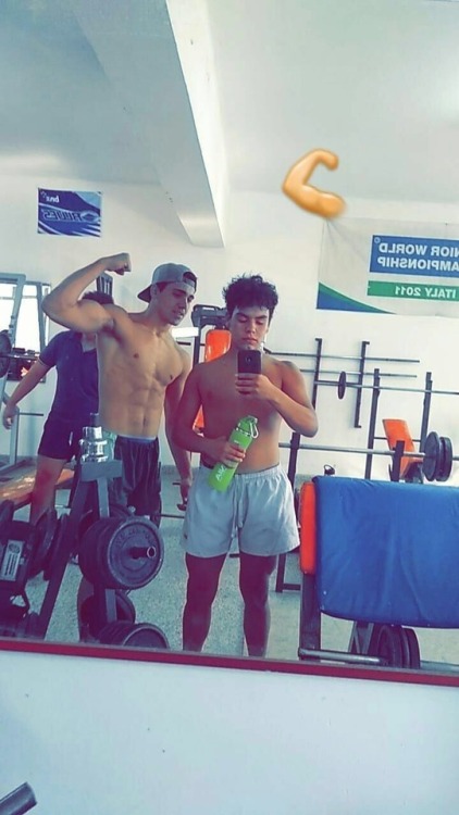 jp 19 años una maestra lo chantajeo para coger