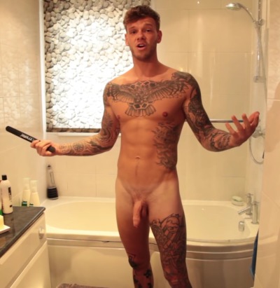 the ridiculously fit ellis showing off his fuc