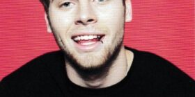bulgecelebrity luke hemmings follow me on