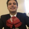 guapo mariachi estafado ofreciendo su deliciosa