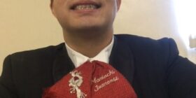 guapo mariachi estafado ofreciendo su deliciosa