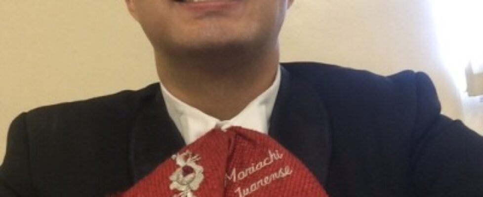 guapo mariachi estafado ofreciendo su deliciosa