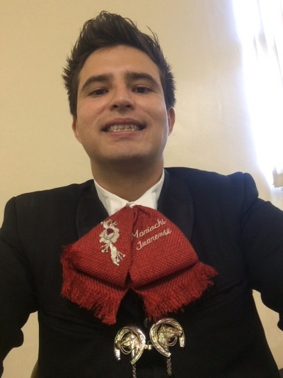 guapo mariachi estafado ofreciendo su deliciosa