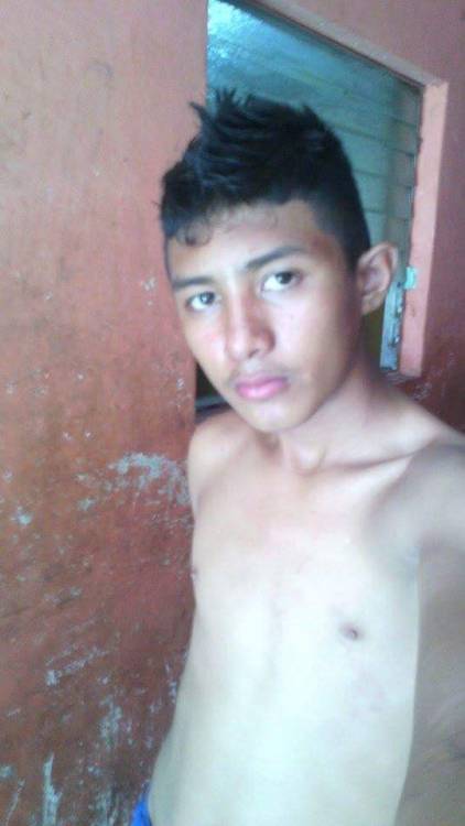 rico salvadoreño nos presume su enorme verga