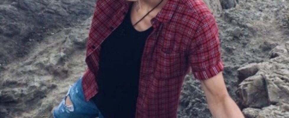 tayler holder this is so hot hes being so