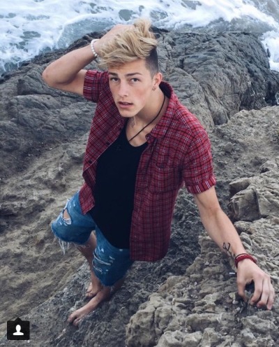 tayler holder this is so hot hes being so
