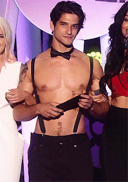 tyler posey strips down at the 2015 mtv fandom
