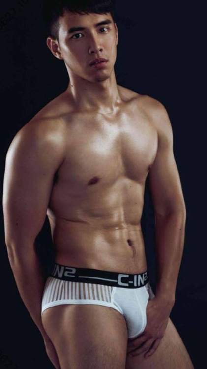 台大物理助教兼排球員張閔鈞拍全見全勃