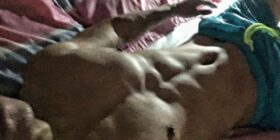 精壮的躯体怎么能缺少装饰 肌肉与铁环的结合 让双乳变的更加的性感和敏感