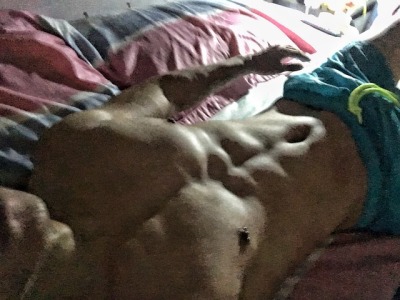 精壮的躯体怎么能缺少装饰 肌肉与铁环的结合 让双乳变的更加的性感和敏感