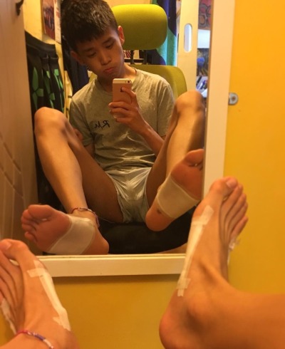 香港精瘦小鮮哥掰開著大腿等大屌哥哥來寵幸