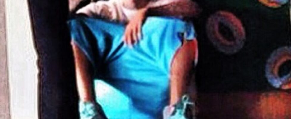 lovedatbieberass omg you can see his hole and