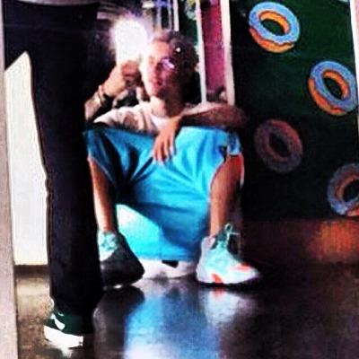 lovedatbieberass omg you can see his hole and