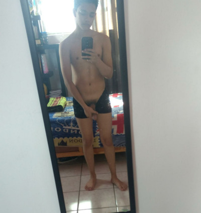 mexicano desnudo expuesto