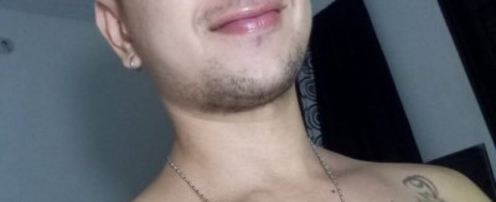 chacal versátil enseñando verga y culo