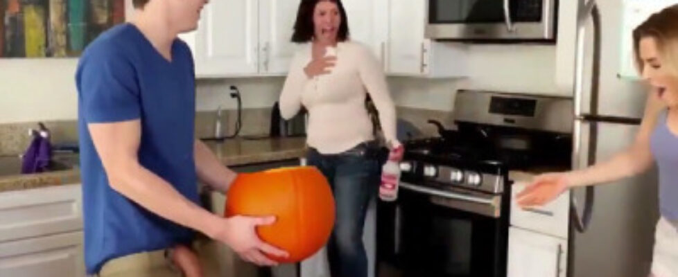 delicioso chico cogiendo a su novia en casa