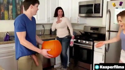 delicioso chico cogiendo a su novia en casa