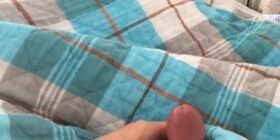 偷偷在宿舍自拍 太刺激啦舍友还在玩游戏就怕他回头 喜欢就转发 i took my