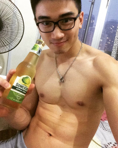 擁有結實身材跟上翹粗硬屌的眼鏡帥哥凱森帥哥