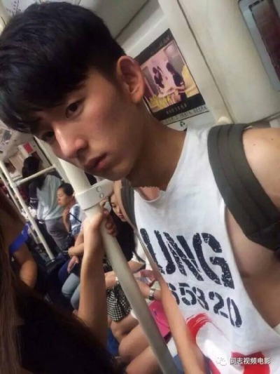 靚仔地鐵被女友調戲