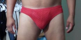 mi amigo dsexxxo me modeló las trusas que le
