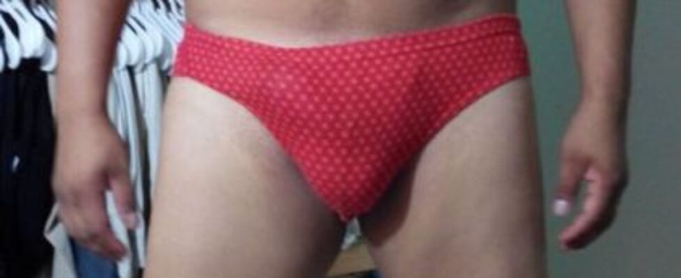 mi amigo dsexxxo me modeló las trusas que le