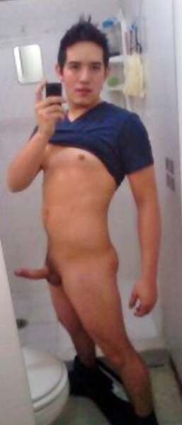 se llama freddy y es muy guapo vive en cancun