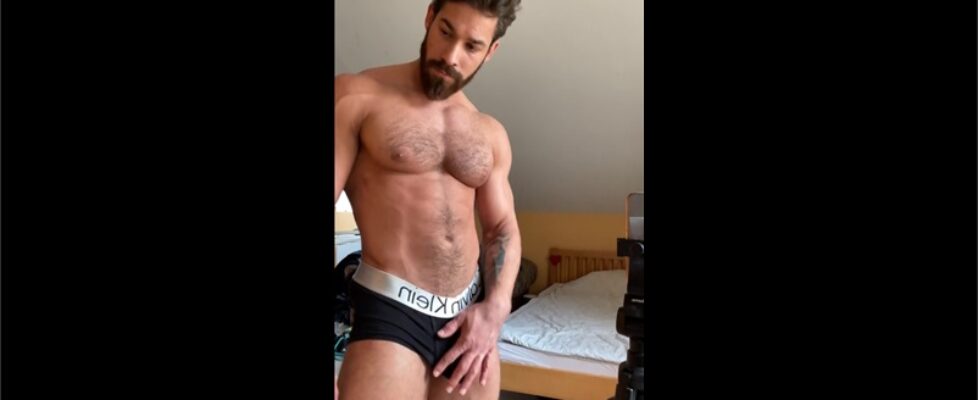 Show off my rock hard muscles and cock ben conor (bconor)