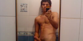 un rico morrillo ensenandonos todo desde el bano