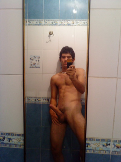 un rico morrillo ensenandonos todo desde el bano