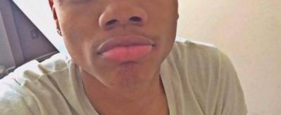 does his girlfriend know he sending pics to