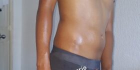 amigo en trusa presumiendo paquete