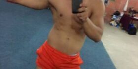 se llama jhonny es hetero 90 rebloggeos y subo el