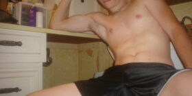 str8boysjerking sexy lad showing off