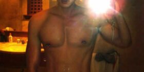 穿雙乳環的越南 紋身名人帥哥用著他的大粗屌抽插著戴面罩小受爽歪歪